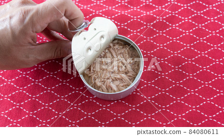 Open a can of pull-top tuna Open a can of pull-top tuna 84080611