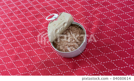 Open a can of pull-top tuna Open a can of pull-top tuna 84080614