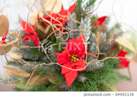 紅色一品紅的聖誕裝飾 紅色一品紅的聖誕裝飾 84081138