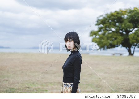 沙灘上的酷女人 沙灘上的酷女人 84082398