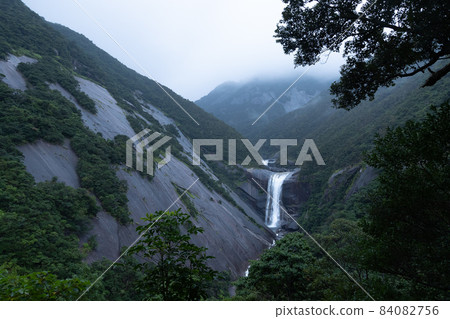 Senpiro Falls 以巨大的水量猛烈地落在屋久島上 84082756