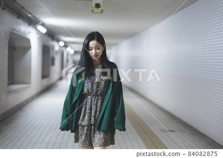 走在地下通道的女性 84082875