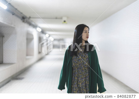 走在地下通道的女性 84082877