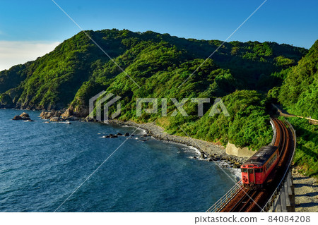 沿著山陰海行駛的柴油火車 84084208
