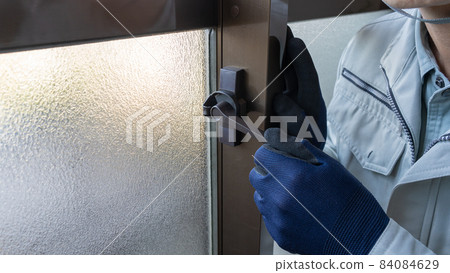 Image of adjusting and replacing the crescent lock of the aluminum sash 84084629