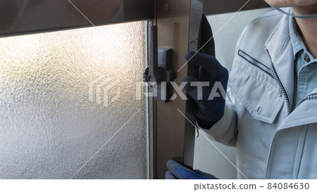 Image of adjusting and replacing the crescent lock of the aluminum sash 84084630