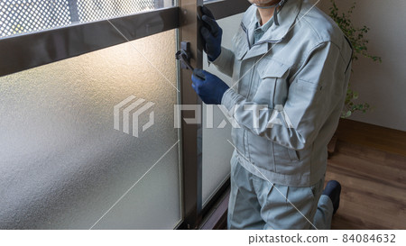 Image of adjusting and replacing the crescent lock of the aluminum sash 84084632