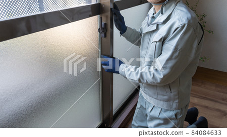 Image of adjusting and replacing the crescent lock of the aluminum sash 84084633