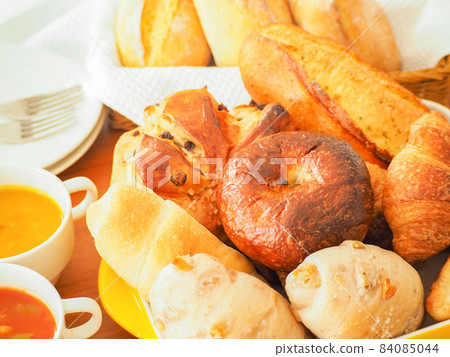 I bought a lot of bread and had breakfast together I bought a lot of bread and had breakfast together 84085044