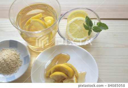 Hot lemonade with sugar beet 84085058