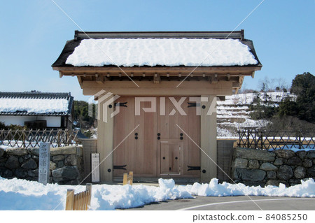 帶九里門的矢奎門 / 小畑陣屋庭園“樂山園”中門 / 群馬縣 Kanra 郡 Kanra 町 帶九里門的矢奎門 / 小畑陣屋庭園“樂山園”中門 / 群馬縣 Kanra 郡 Kanra 町 84085250