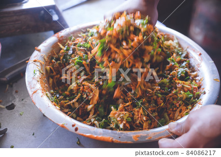 尼泊爾加德滿都徒步之城和賽科湖博卡拉自助餐廳手工製作的油炸蔬菜 Pakora 84086217