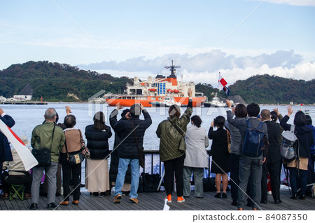Icebreaker Shirase departing from Yokosuka, Kanagawa Prefecture 84087350