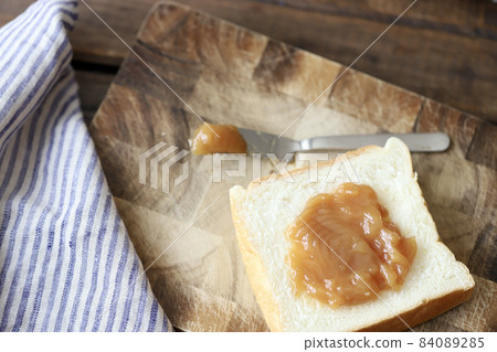 Plenty of peanut cream spread on bread 84089285