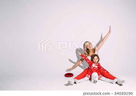 Delighted blonde woman with cute child imitating Delighted blonde woman with cute child imitating 84089290