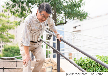 Senior man stairs knee pain Senior man stairs knee pain 84089645