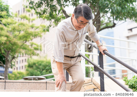 Senior man stairs knee pain 84089646