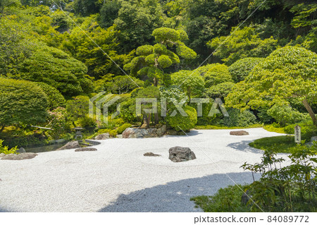 Kamakura Hokokuji main hall courtyard 84089772