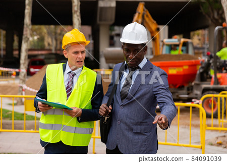 Foreman and engineer talking about road repairing 84091039