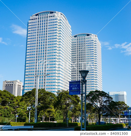 World Business Garden towering from Makuhari Messe (on the side of Kokusai Odori) toward Kaihin Makuhari Station 84091300