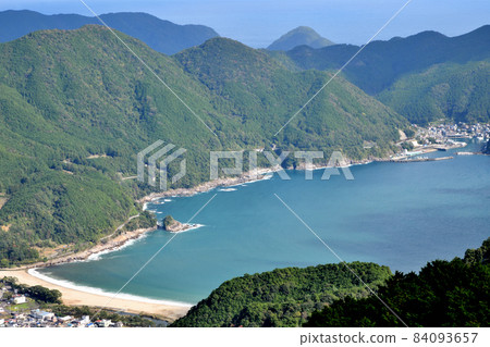 View of Atashika Bay from Karasuhata Rock [Kumano City, Mie Prefecture] 84093657