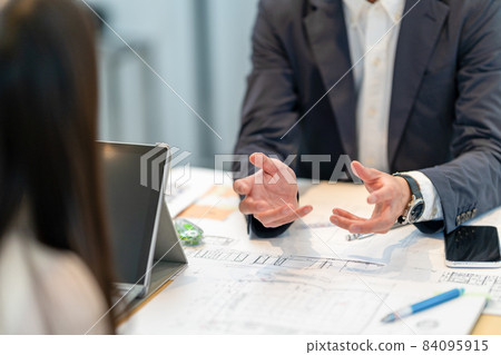 向顧客求婚的男商人 向顧客求婚的男商人 84095915