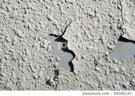 Floating and peeling of the outer wall 84096183