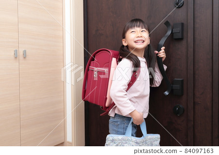 上學和放學的小學生 上學和放學的小學生 84097163