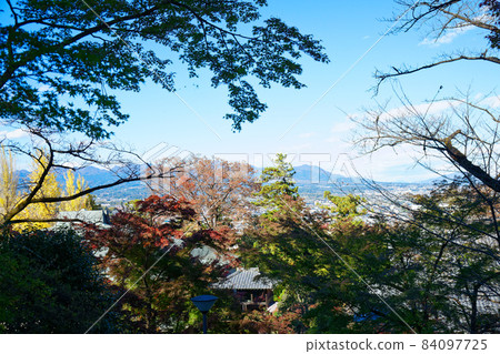 Autumn leaves and cityscape of Shobayashiyama Tatsumaji Temple 84097725