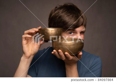 Young man with bowls on grey 84097864