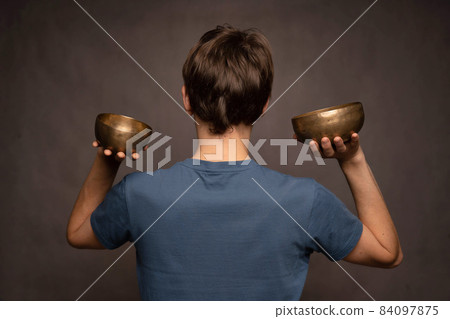 Young man with bowls on grey 84097875