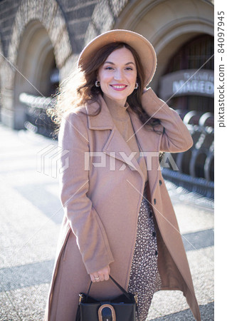 Romantic pretty woman with arch behind 84097945