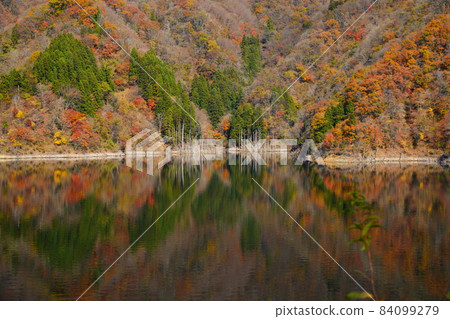 Reflection of autumn leaves around Motohongo of Tokuyama Dam Lake in autumn Reflection of autumn leaves around Motohongo of Tokuyama Dam Lake in autumn 84099279