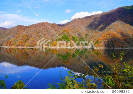 Reflection of autumn leaves around Motohongo of Tokuyama Dam Lake in autumn Reflection of autumn leaves around Motohongo of Tokuyama Dam Lake in autumn 84099281