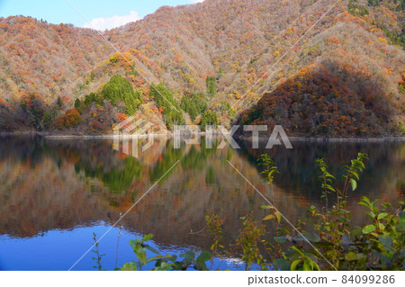 秋天的德山大壩湖本本鄉周圍的秋葉倒影 84099286