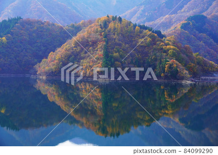 秋天的德山大壩湖本本鄉周圍的秋葉倒影 84099290