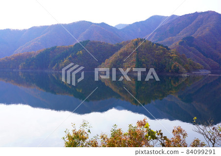 秋天的德山大壩湖本本鄉周圍的秋葉倒影 84099291