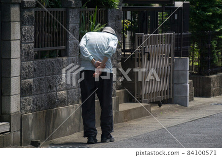 駝背老人散步 駝背老人散步 84100571