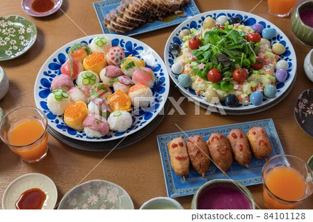 日本派對桌,配手鞠壽司和土豆沙拉 日本派對桌,配手鞠壽司和土豆沙拉 84101128