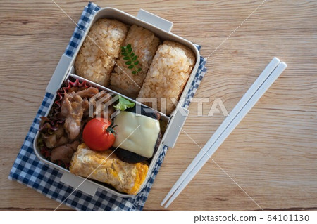 日式便當盒(便當盒)烤飯糰和豬肉烤肉午餐 日式便當盒(便當盒)烤飯糰和豬肉烤肉午餐 84101130