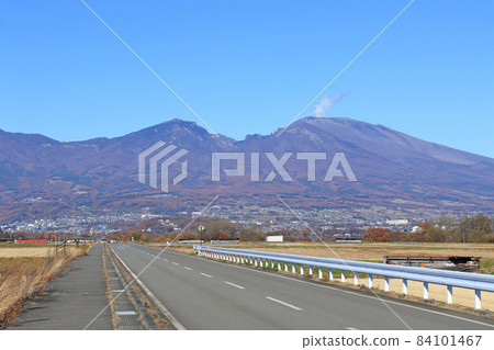 從Gorobeeshinden看到的深秋淺間山 從Gorobeeshinden看到的深秋淺間山 84101467