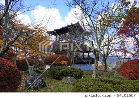 Ruins of Nabekura Castle in autumn colors 84101607