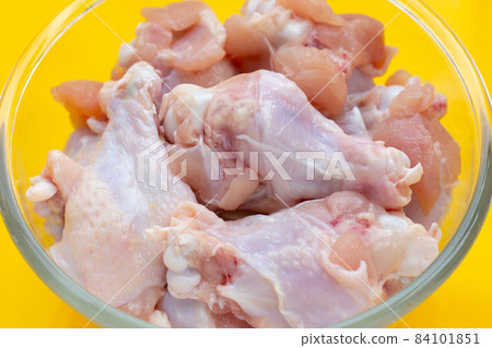 Fresh raw chicken wings (wingstick) glass bowl Fresh raw chicken wings (wingstick) glass bowl 84101851