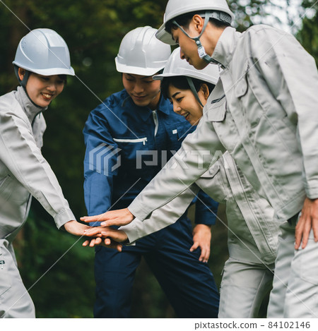 戴頭盔的工人 84102146