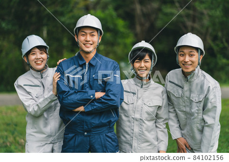 Worker wearing a helmet 84102156