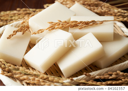 切好的年糕放在漏勺裡 切好的年糕放在漏勺裡 84102357