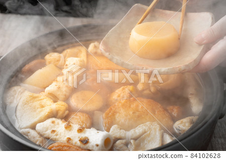 Oden with steam coming out of the clay pot 84102628