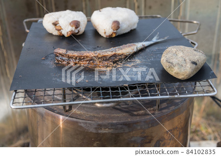 [Bake saury and grilled rice balls on the Nakatsugawa riverbed solo stove] 84102835