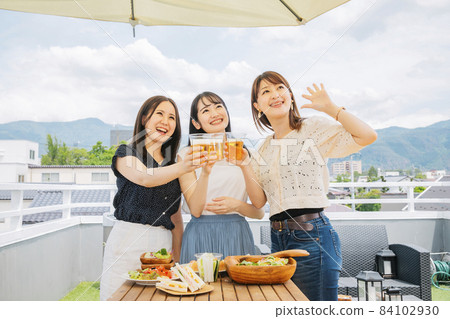 在屋頂開派對的女人(啤酒) 在屋頂開派對的女人(啤酒) 84102930