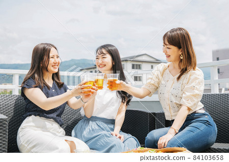 在屋頂開派對的女人（啤酒） 84103658